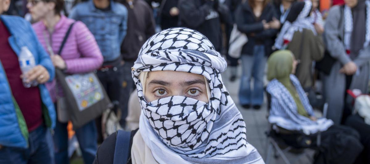 Una estudiante participa en una protesta en la Ciudad Universitaria de Nueva York