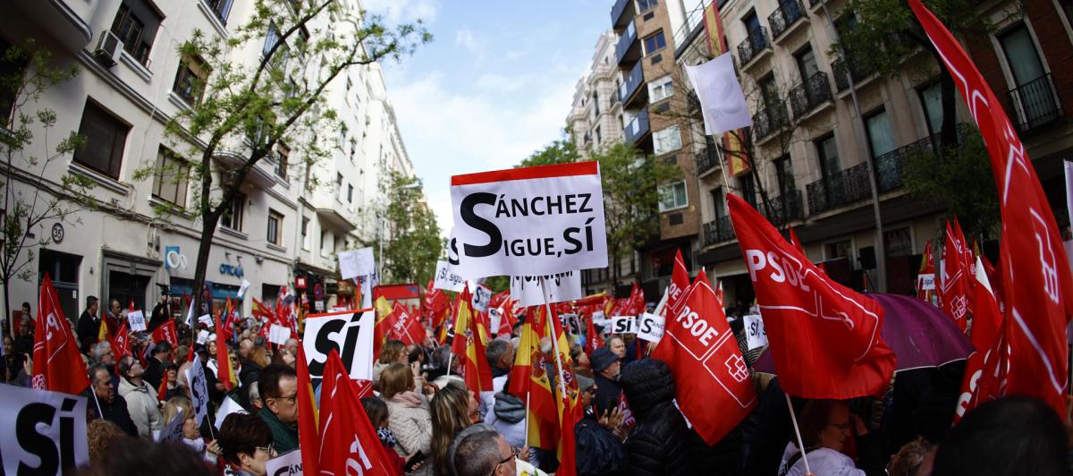 Militantes frente a Ferraz, este sábado.