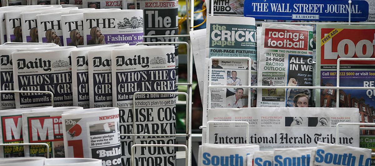 Las principales cabeceras impresas de Reino Unido en un quiosco británico.