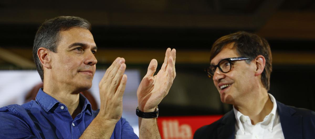 El presidente del Gobierno, Pedro Sánchez, y el candidato del Partido Socialista Catalán, Salvador Illa.