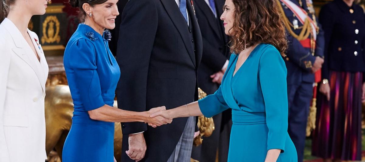La reina Letizia saludando a Ayuso.