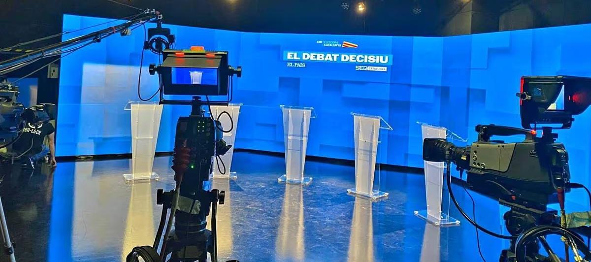 El plató, ya preparado, en el que se iba a celebrar el último debate de las elecciones en Cataluña.