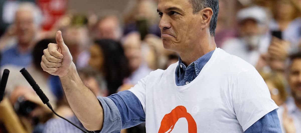 Pedro Sánchez, este viernes, con el logo usado por el PSC con la silueta de Salvador Illa.
