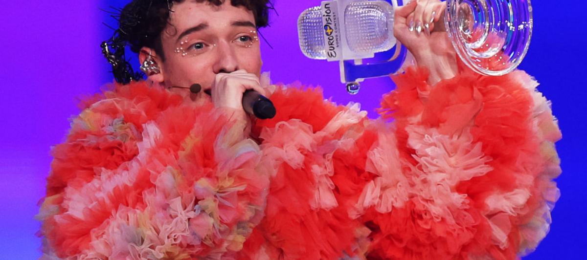 Nemo, con el trofeo de ganador de Eurovisión 2024.