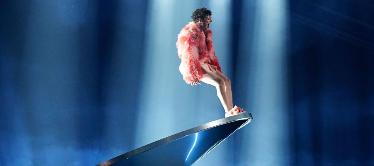 Nemo, representante de Suiza en Eurovisión 2024, durante su actuación.