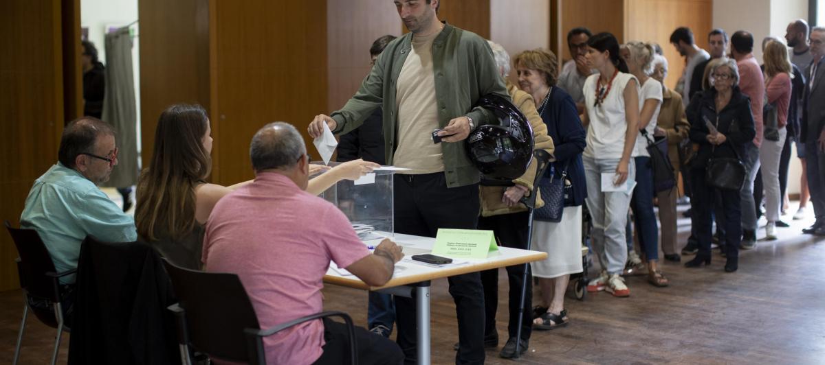 Personas votando en un colegio electoral de Cataluña.
