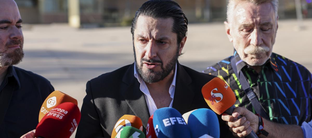 Rafael Amargo y el abogado Marcos García Montes, en Soto del Real el 12 de abril de 2024.