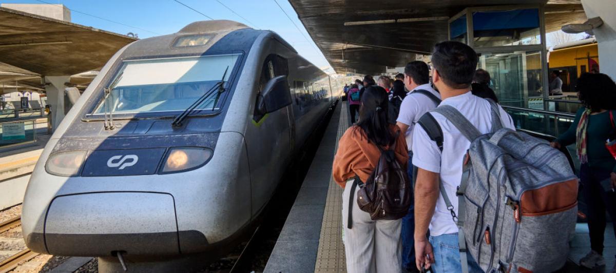 Turistas y lugareños en el andén de la estación de tren de Campanha, en Porto, cuando entra un convoy.
