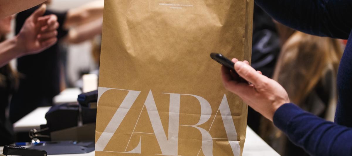 Clientes pagando en una tienda de Zara, del grupo Inditex.