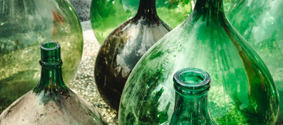 Imagen de archivo de botellas antiguas.