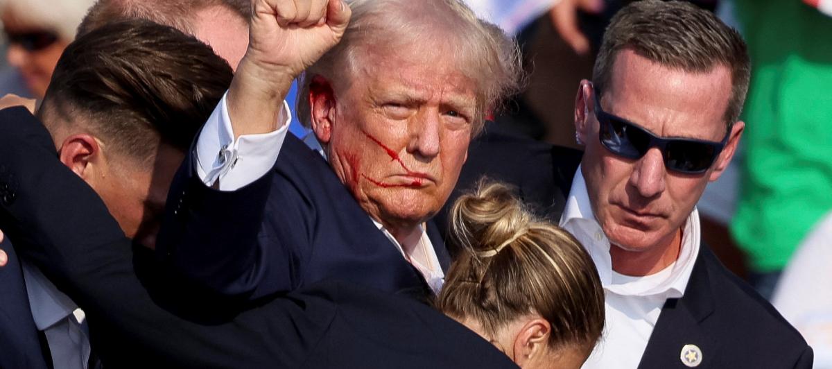 Donald Trump, segundos después de haber sido atacado.