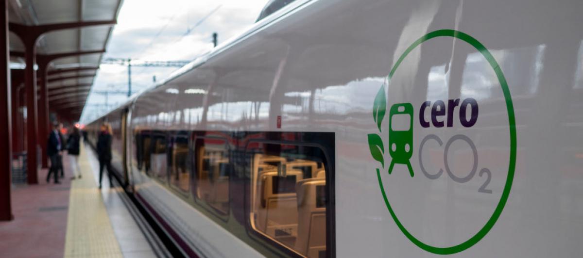 Un AVE a Galicia se dispone a salir de la estación de Chamartín destino a A Coruña.