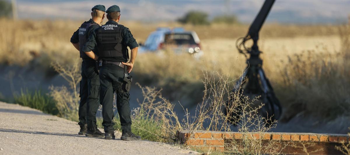 La Guardia Civil rastrea el canal de Mocejón y registra dos domicilios de esta localidad toledana en la que fue asesinado el niño de 11 años Mateo, un crimen por el que ha sido detenido este lunes un joven de 20 años.