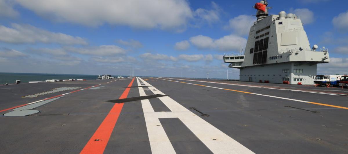 Imagen de archivo de un plano detalle de una pista de un portaaviones chino.