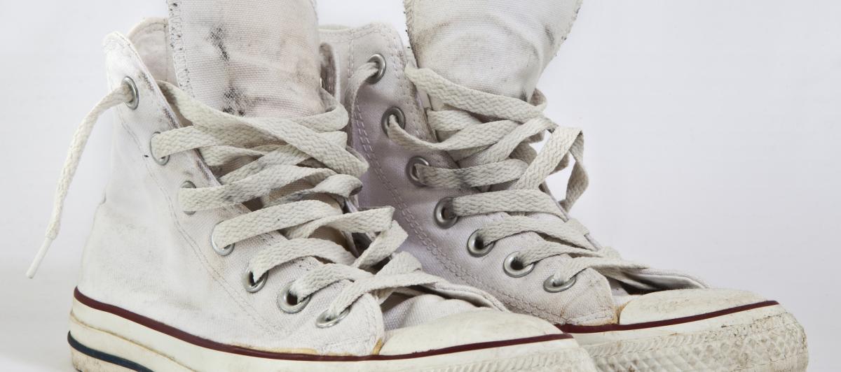Unas zapatillas de lona manchadas.