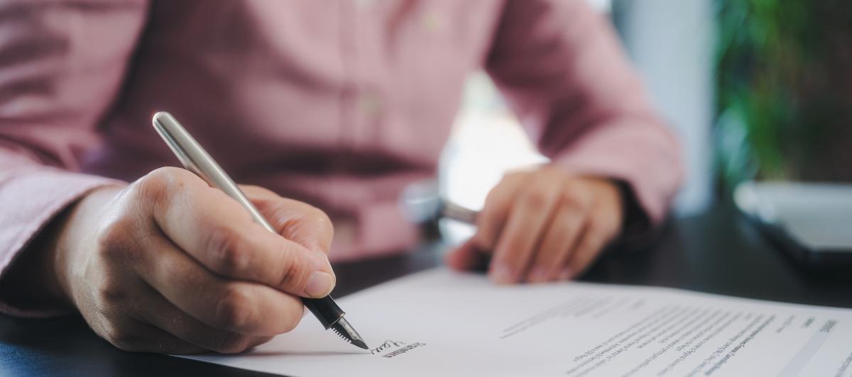 Hombre firmando en un notario