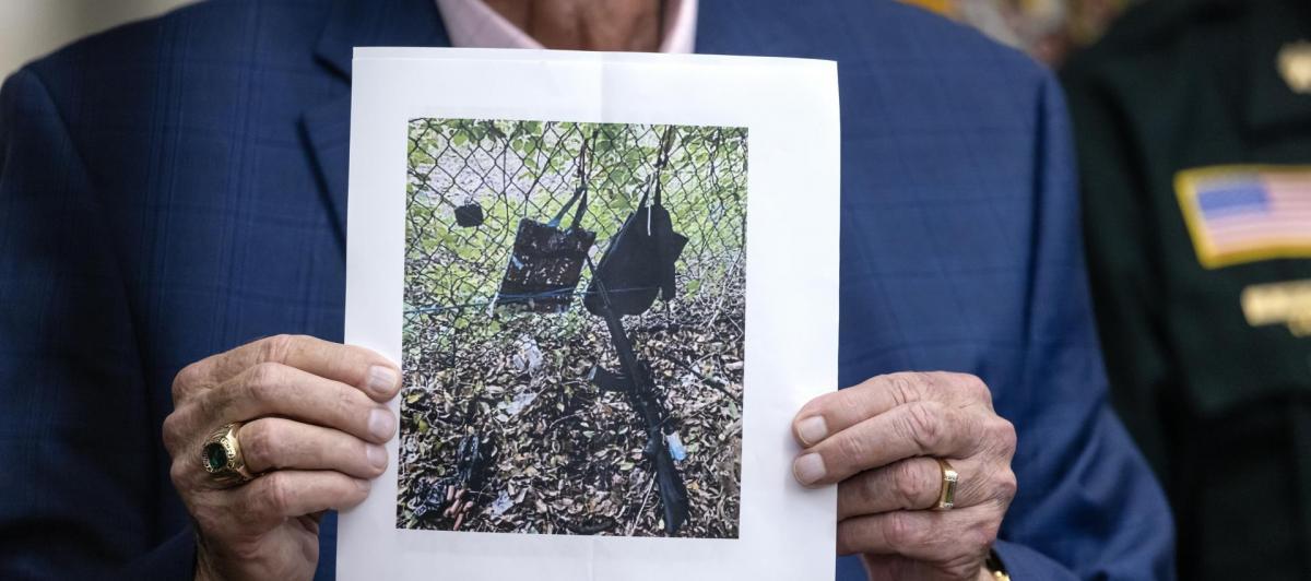 El sheriff Ric L. Bradshaw muestra una imagen del AK47 que se habría utilizado en el nuevo ataque contra Donald Trump.
