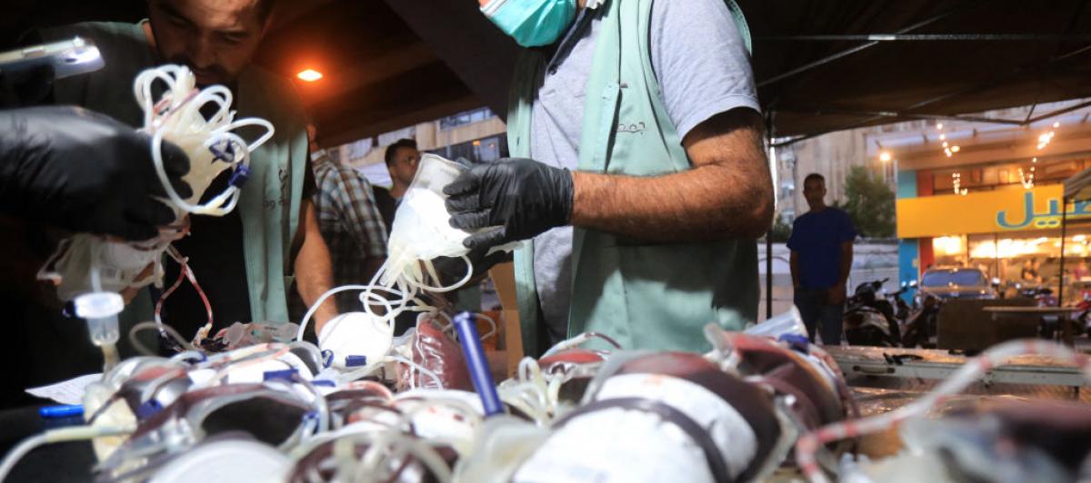 Sanitarios trabajan con bolsas de sangre tras la explosión de gran cantidad de buscas en Líbano