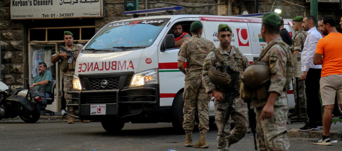 Despliegue en Beirut de las fuerzas del orden y equipos sanitarios tras las explosiones de los 'busca'.