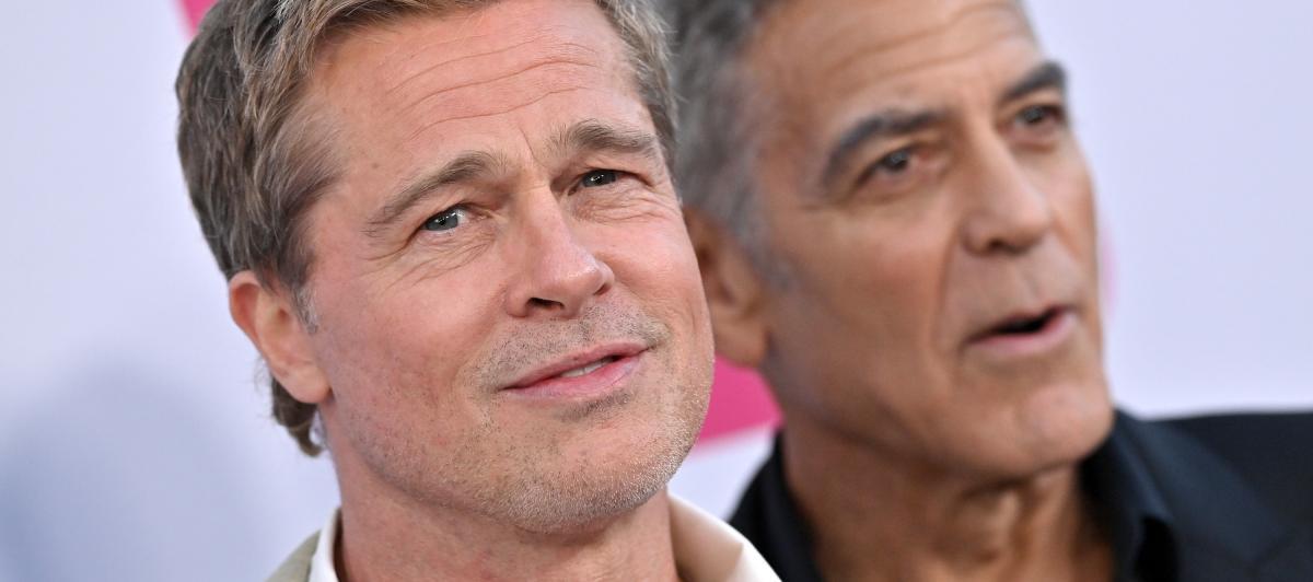 Los actores Brad Pitt y George Clooney, a la entrada del preestreno de la película 'Wolfs' ('Lobos'), en el TCL Chinese Theatre, en Hollywood (California, EEUU).