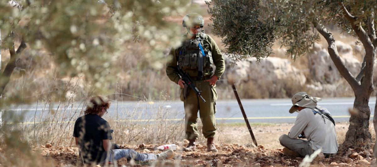 Un soldado israelí, en medio de la recolección de aceituna en Nablús (Cisjordania ocupada)