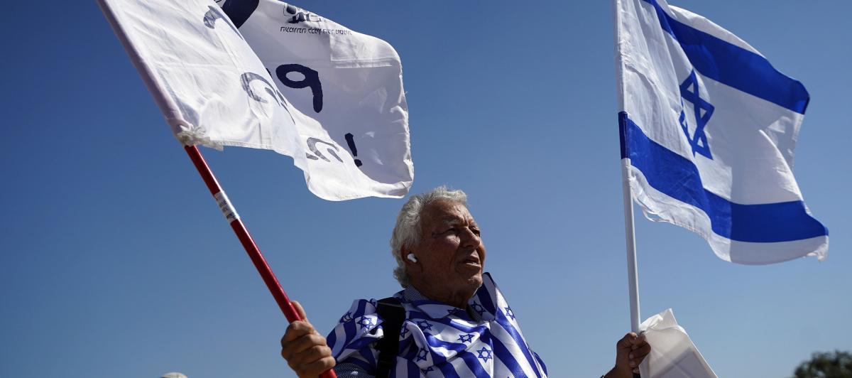 Grupos de colonos israelíes participan en una concentración frente a la frontera con la Franja de Gaza para exigir el restablecimiento de seis asentamientos que abarcan de norte a sur del enclave palestino.
