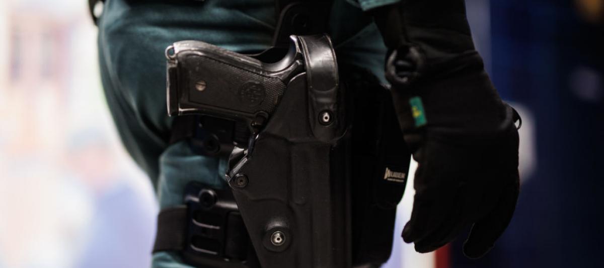 Imagen de archivo de un plano detalle de una pistola de una agente de la Guardia Civil.