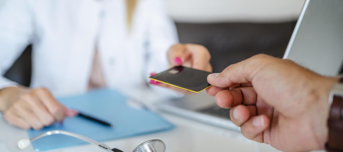 Imagen de una persona pagando en una consulta médica.