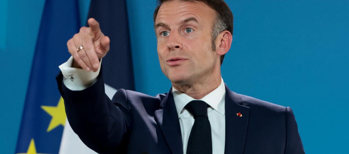Emmanuel Macron gesticula durante una rueda de prensa en Bruselas