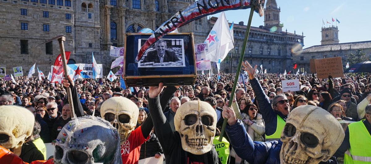 Histórica manifestación en la praza de O Obradoiro, en la capital gallega de Santiago de Compostela, contra la instalación de una macro papelera de la multinacional Altri en Palas de Rei (Lugo).