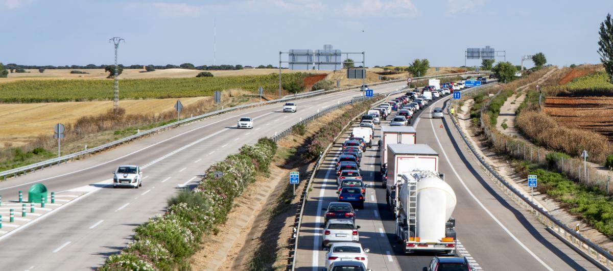 Retención de tráfico en una autovía española.