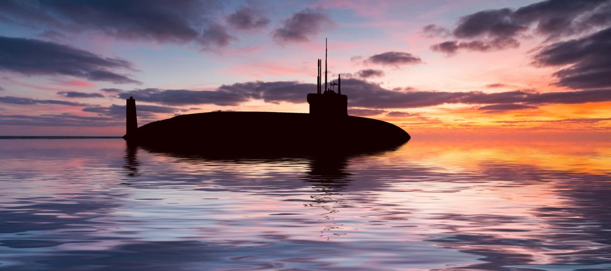 Un submarino ruso navega las aguas del océano.