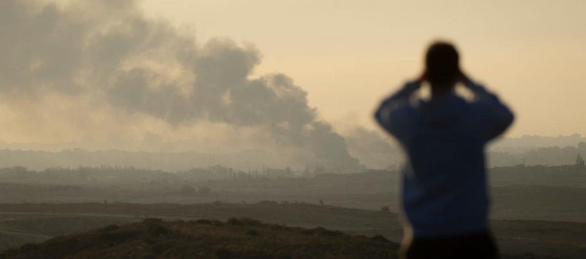Un hombre otea la columna de humo de un bombardeo israelí sobre la Franja de Gaza desde Sderot (Israel), mientras se suceden las informaciones de que habrá acuerdo para un alto al fuego de forma inminente.