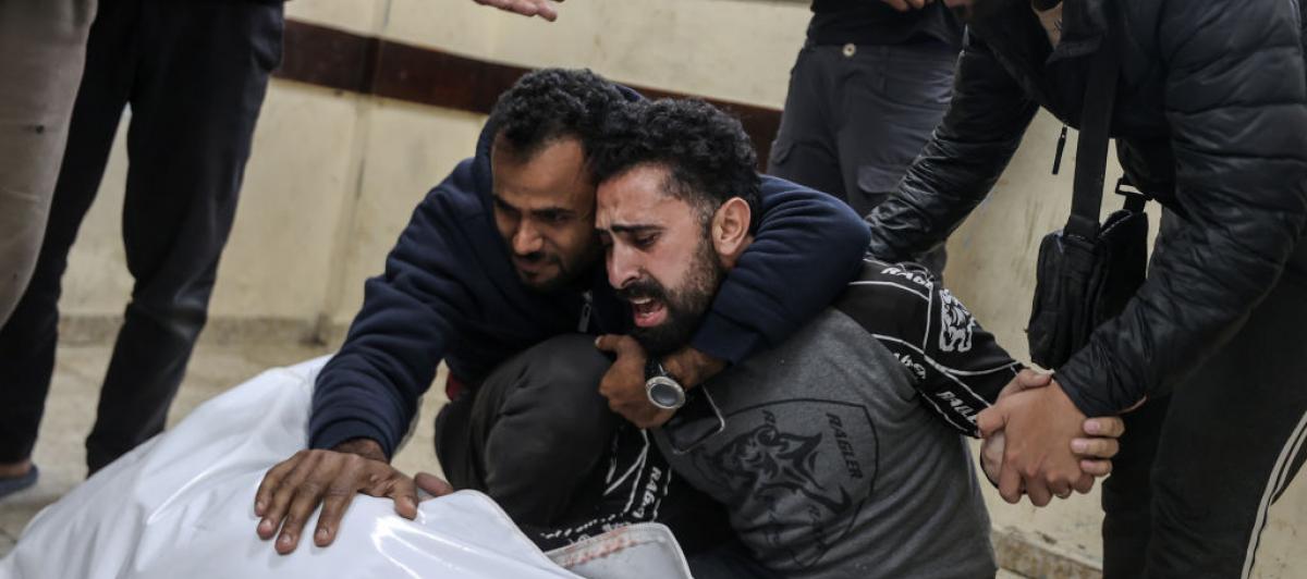 Unos palestinos lamentan la muerte de un familiar en uno de los últimos ataques israelís en Gaza, este miércoles 15 de enero.