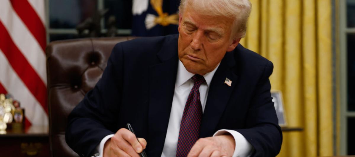 Donald Trump firma sus primeros decretos en el Despacho Oval