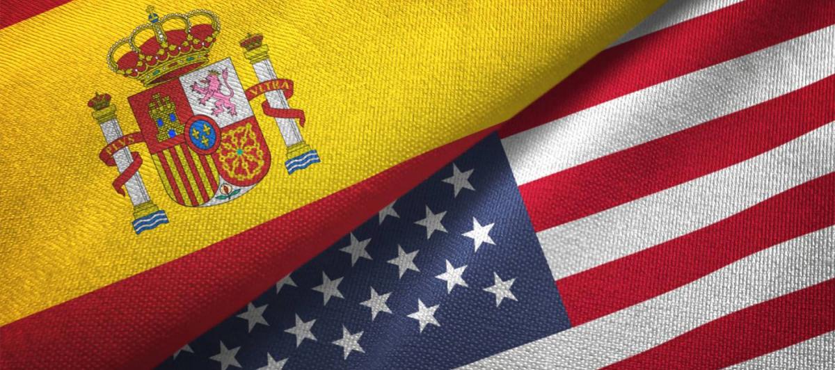 Bandera de España junto a la de EEUU