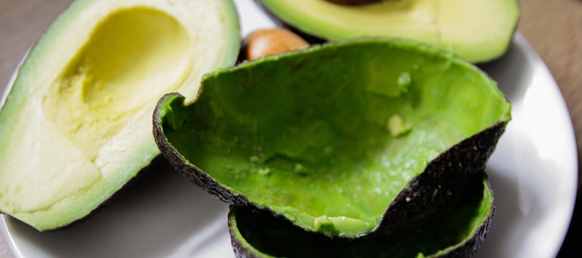 Cáscara de aguacate.