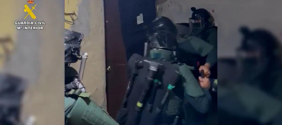 Momento en el que los agentes de la Guardia Civil irrumpen en uno de los inmuebles registrados en el marco de la 'operación Legumbre'.