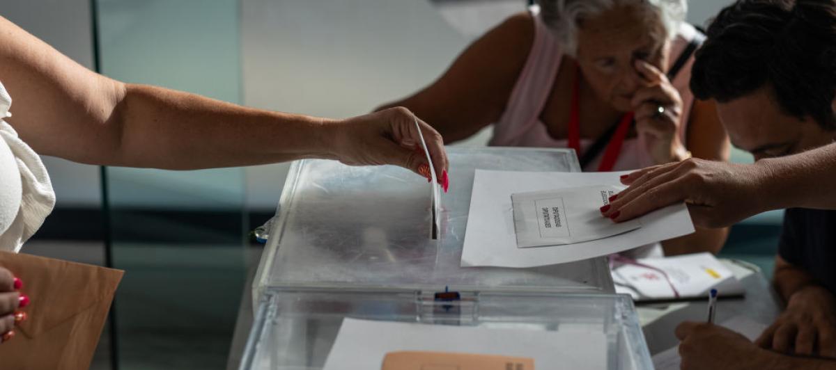 Imagen de archivo de una persona votando en las elecciones generales del 23-J, en Benidorm (Comunidad Valenciana).