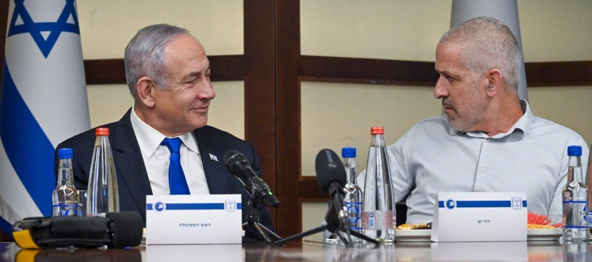 El Primer Ministro de Israel, Benjamin Netanyahu, conversa con el ex jefe del Shin Bet, Ronen Bar, en una imagen de archivo.