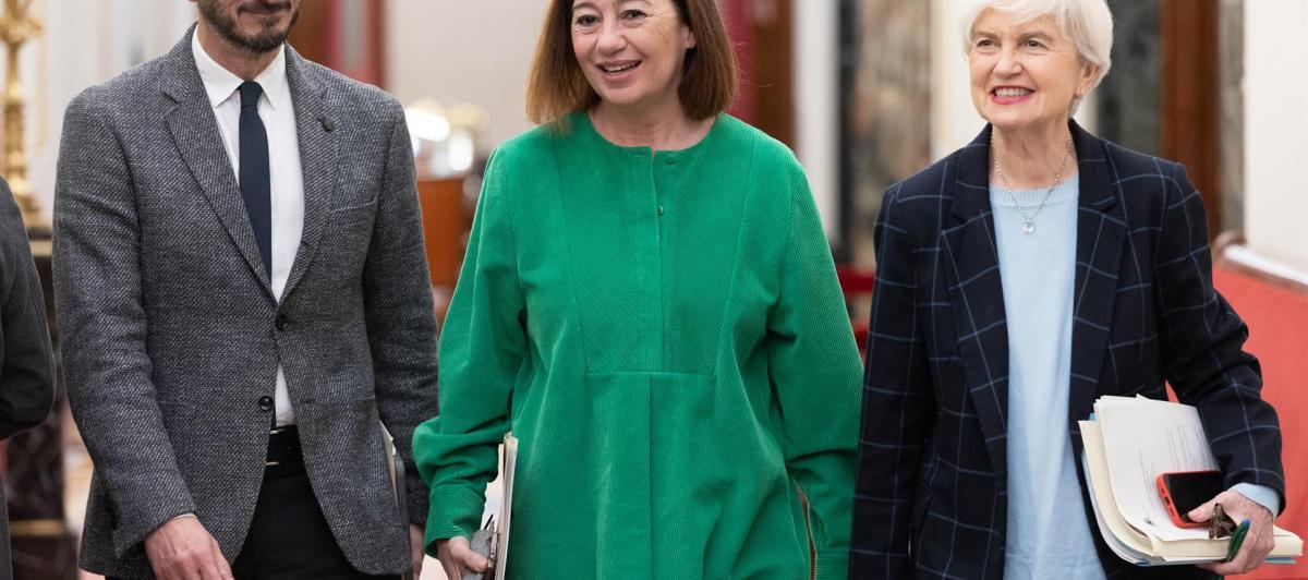 El vicepresidente primero de la Mesa del Congreso, Alfonso Rodríguez Gómez de Celis; la presidenta del Congreso, Francina Armengol y la secretaria segunda de la Mesa del Congreso, Isaura Leal