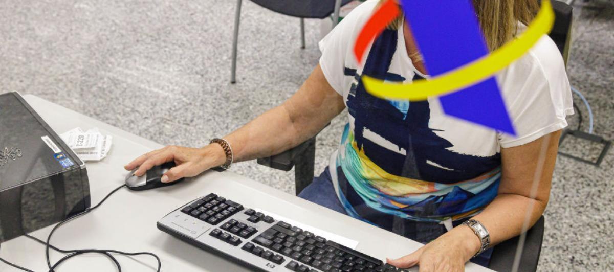 Una trabajadora de Hacienda en la campaña de la Renta 2022.
