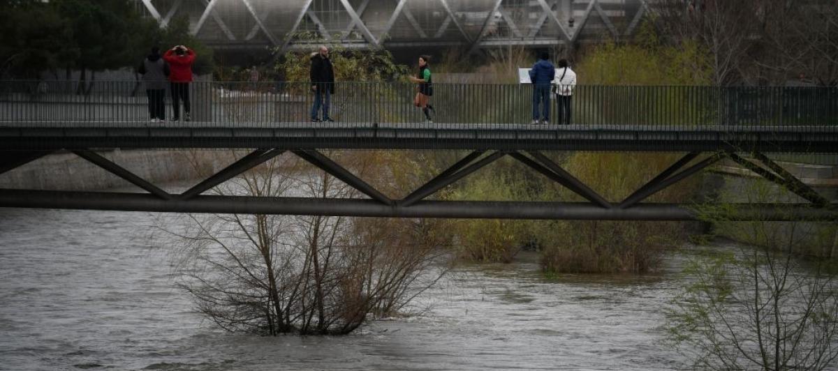 Uno de los puentes que cruzan sobre el río Manzanares en la zona de Madrid Rio