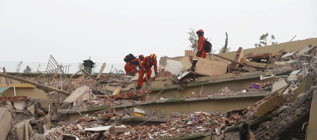 Equipos de emergencias chinos, buscando supervivientes del terremoto en Sky Villa, en la ciudad de Mandalay, Myanmar (antigua Birmania).