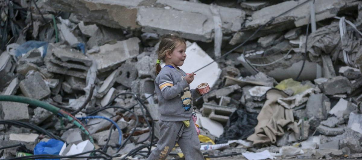 Imagen de una niña palestina caminando entre los escombros de Gaza.