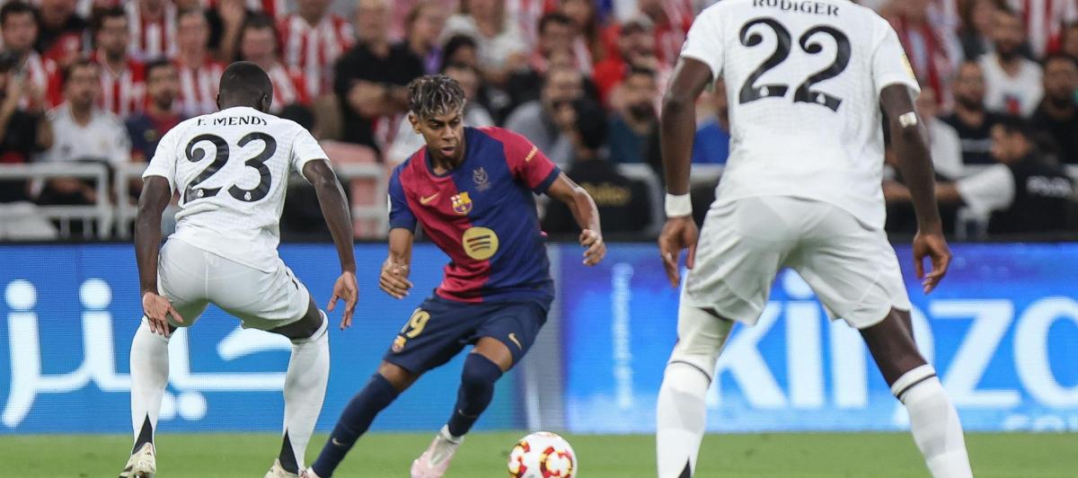 l jugador del FC Barcelona Lamine Yamal durante una acción en la final de la Supercopa de España