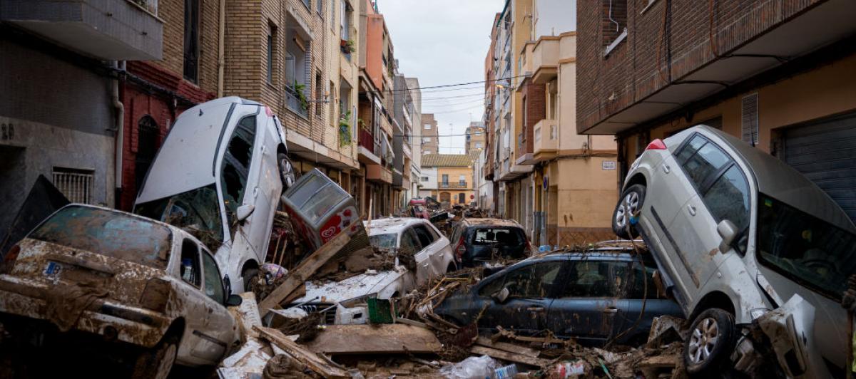 Coches destruidos y amontonado en las calle de Paiporta, tras el paso de la DANA por Valencia en octubre