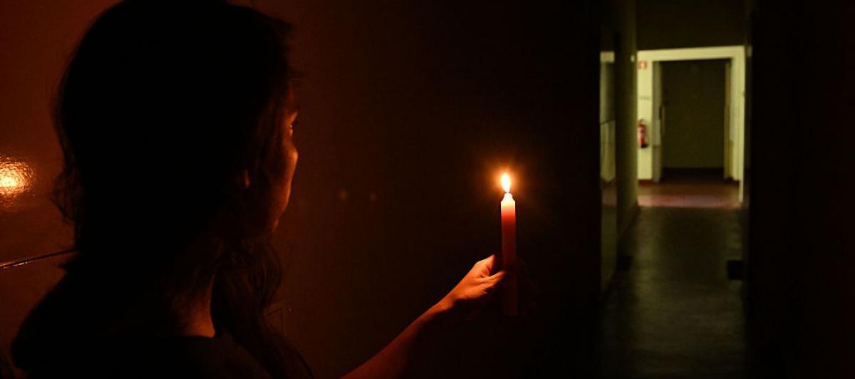 Una persona se alumbra con una vela en pleno apagón del pasado 28 de abril