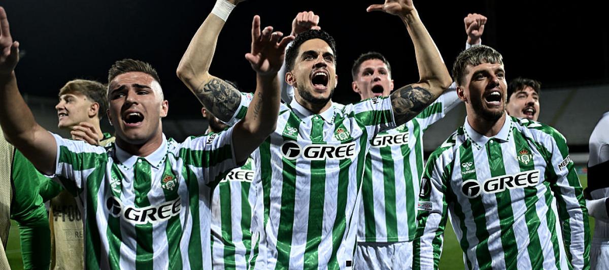 Los jugadores del Betis celebran la clasificación para la final de Conference League.