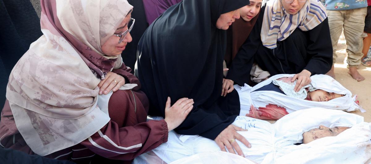 Madres palestinas lloran a los últimos muertos asesinados bajo las bombas de Israel, en el hospital indonesio de Beit Lahia,en el norte de la Franja de Gaza.